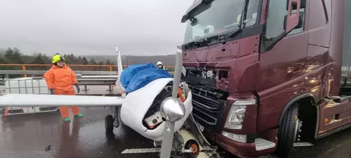 VIDEO | Accident neobișnuit: un șofer român a intrat cu TIR-ul într-un avion, pe o autostradă din Germania