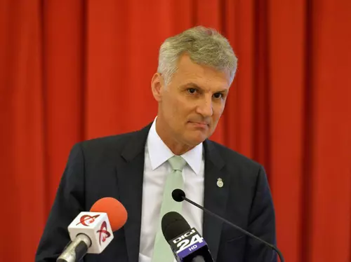 Marea minciună „de criză: scădem factura la energie dacă ne distrugem râurile și pădurile din parcurile naționale și naturale