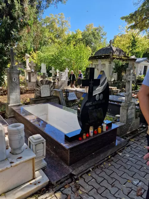 Alexandru Arşinel a fost înmormântat duminică la Cimitirul Bellu. 300 de persoane l-au condus pe actor pe ultimul drum