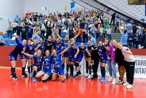 Cristian Cioacă, în tribune la un meci de handbal. Fostul polițist le-a făcut galerie fetelor de la Dacia Mioveni