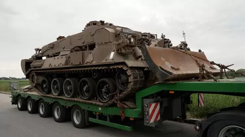 Un șofer român de TIR a fost prins în Germania când transporta ilegal un tanc spre România