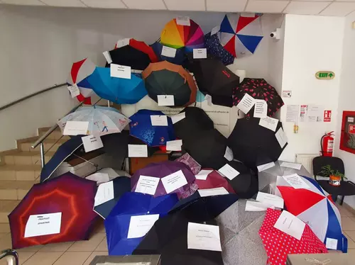 Angajaţii din aparatul de lucru al Guvernului, protest cu umbrele la Palatul Victoria