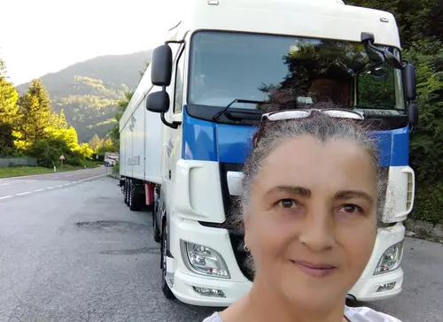 INTERVIU. Adriana Mureșan, șoferița de camion care salvează românii ajunși în situații disperate: „Sunt momiți pe TikTok și Facebook cu locuri de muncă și apoi ajung sclavi