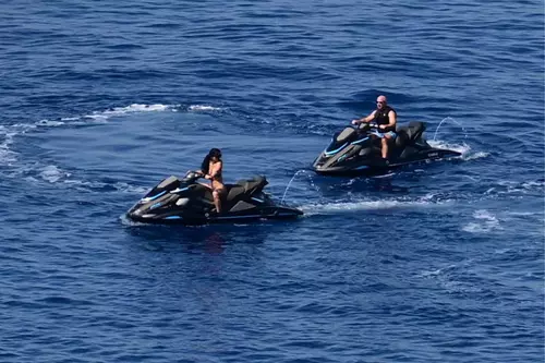 „Dezlănțuită!. Lauren Sánchez, logodnica miliardarului Jeff Bezos, se distrează pe ski-jet, în vacanța din Mykonos