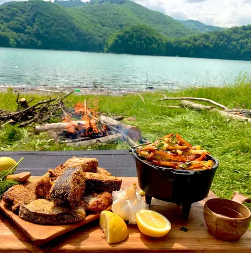 Omul de afaceri care și-a făcut bucătărie în mijlocul pădurii: „Pe mine mă strâng pereții. Rețeta dezvăluită pentru Libertatea: aripioare de porc la ceaun