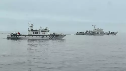 Navă a pazei de coastă din Taiwan (stânga) care monitorizează o navă a pazei de coastă chineze (dreapta) în apropierea insulei Wuqiu