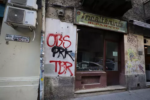 Ultimii pantofari din București își privesc mucalit sfârșitul iminent. „Urmează miresele încălțate cu adidași, ca să fie lucrurile clare | Reportaj
