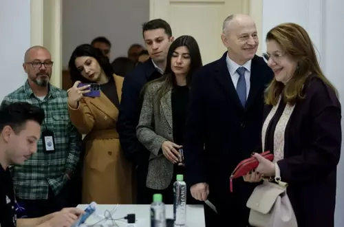 Mihaela Geoană, elegantă în ziua alegerilor prezidențiale alături de Mircea Geoană. Ce preț are geanta Dolce & Gabbana pe care a purtat-o
