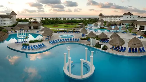 Români stabiliți în Marea Britanie și plecați în vacanță în Mexic, reținuți „fără motiv și deportați direct de pe aeroportul din Cancun: „Gringo bastardo