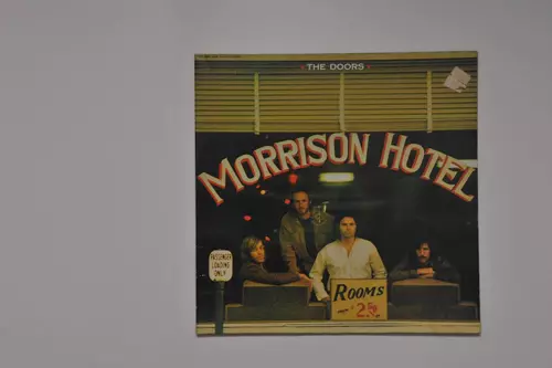 Un incendiu masiv a mistuit Hotelul Morrison din Los Angeles, făcut celebru de albumul trupei The Doors 