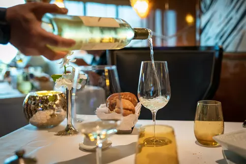 Pahare pentru vin alb. Iată cum poți servi această bautură pentru un plus de eleganță