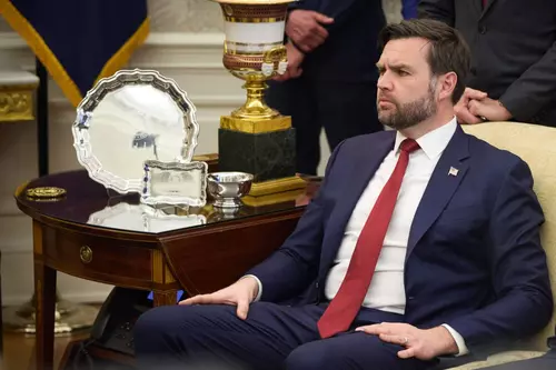 J.D. Vance și-a dus familia la schi în Vermont, dar a fost mutat într-un „loc ascuns, după ce a văzut protestatari care-i strigau „du-te și schiază în Rusia