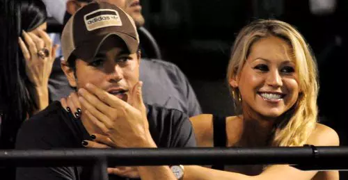Enrique Iglesias a sărutat pasional o femeie