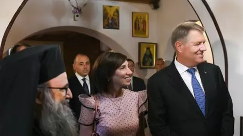 Klaus Iohannis, alături de Carmen Iohannis la Episcopia Română din Italia