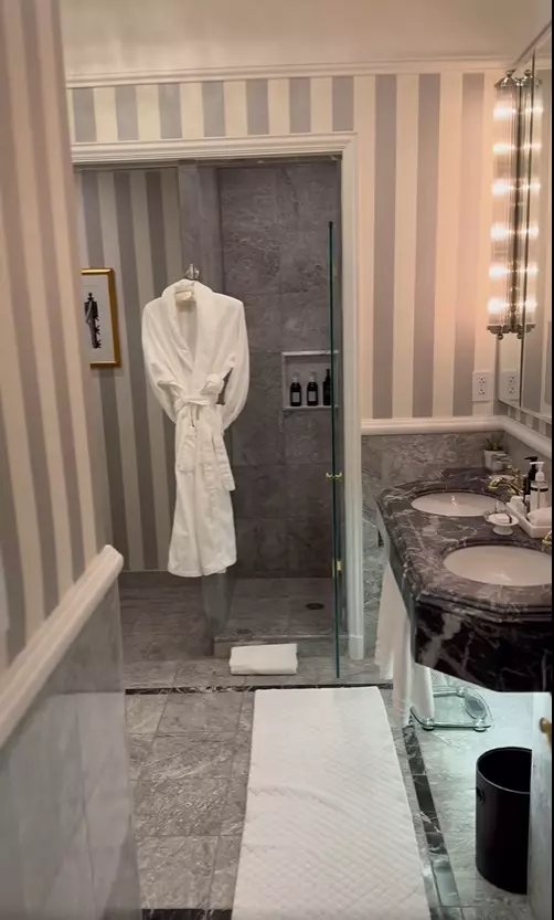 Andreea Marin hotel New York 11