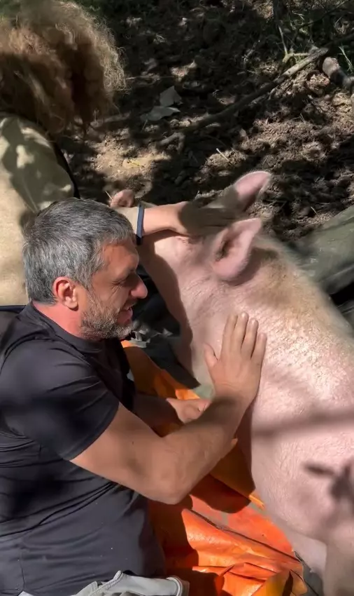 Dragoș Bucur și băiețelul Kadri cu porcul 4