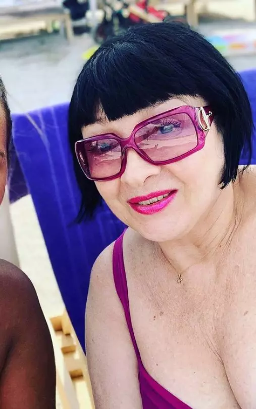 neti sandu in costum de baie 5