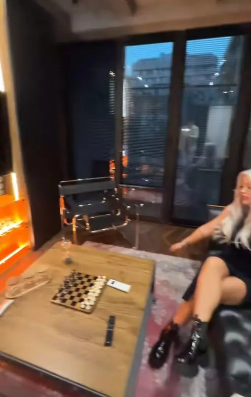 Imagini din apartamentul Loredanei Chivu (8)