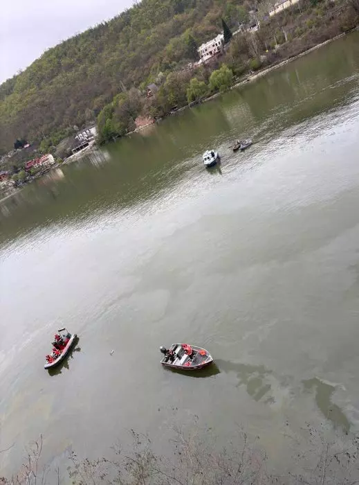 Un microbuz cu pasageri a căzut în Dunăre, în județul Mehedinți - 1