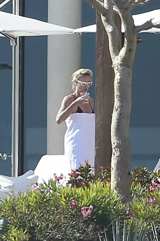 Charlize Theron, vacanță la plajă