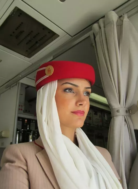 Românca stewardeză la familia regală din Emirate și expertă în etichetă