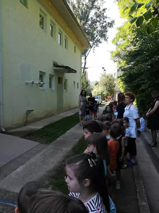 Cei mici au asistat răbdători la inaugurarea scării de incediu