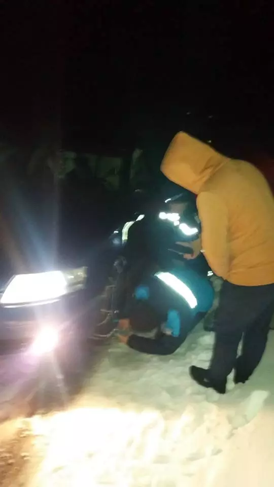 Turiști blocați în zăpadă pe Transalpina, pe un drum care era închis (2)