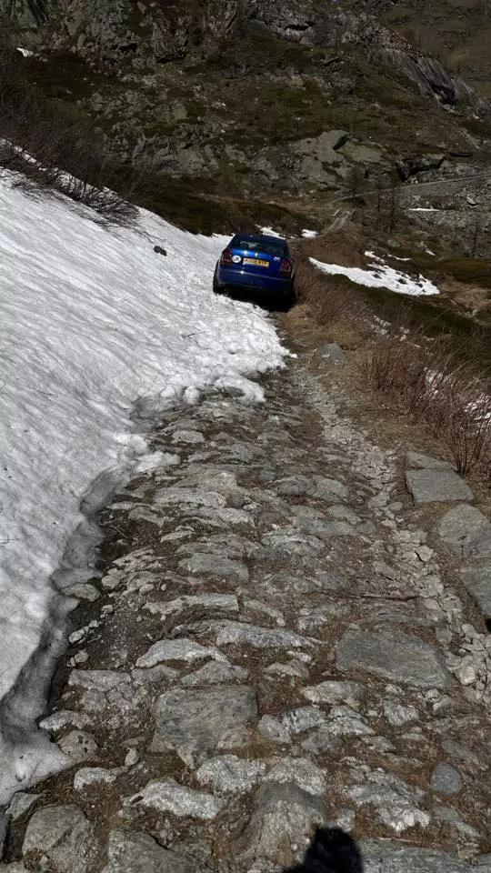 roman blocat cu masina in alpi (5)