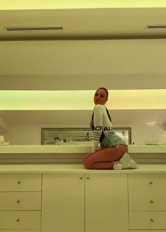 alexandra stan in pantaloni scurti 5