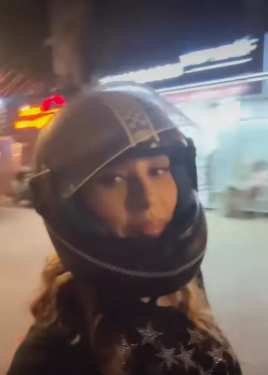Iulia Vantur pe scuter 1
