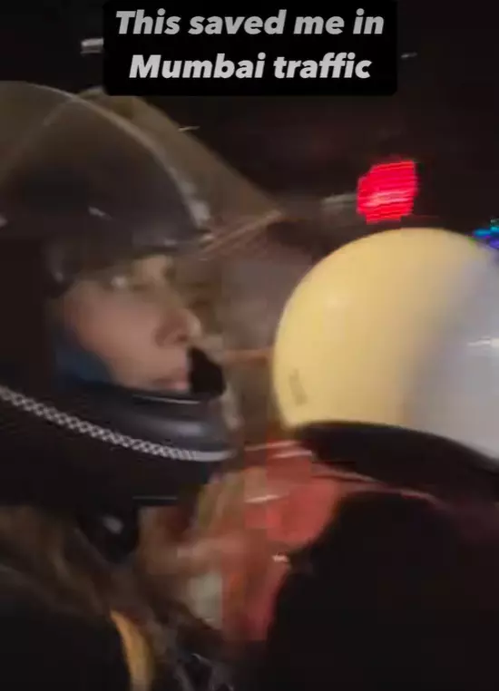 Iulia Vantur pe scuter 2
