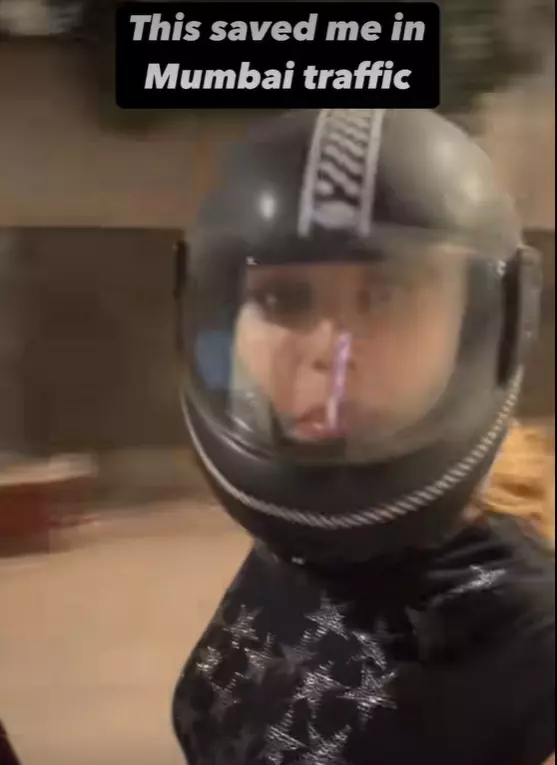 Iulia Vantur pe scuter 3