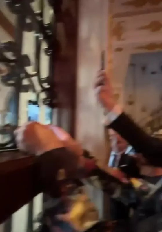 romanii i-au filmat prin geam pe elon musk si donald trump