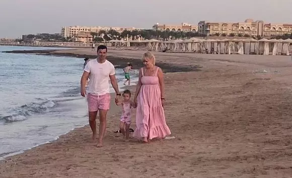 elena udrea si fiica de paste 3