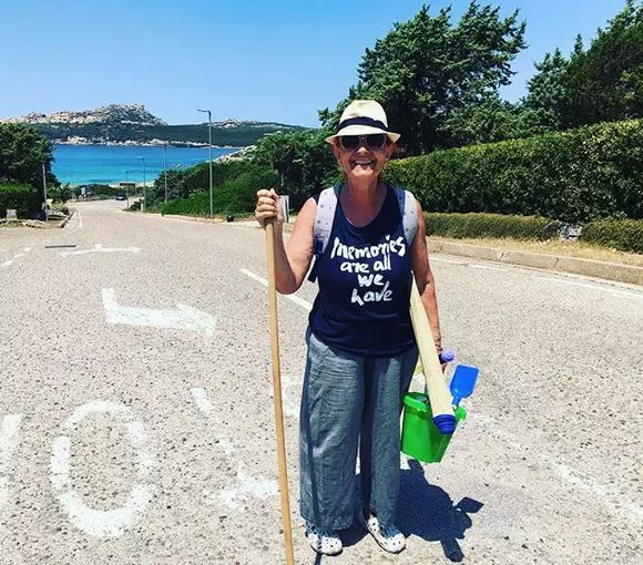 Mama poarta cu mandrie tricourile din colectia Vama