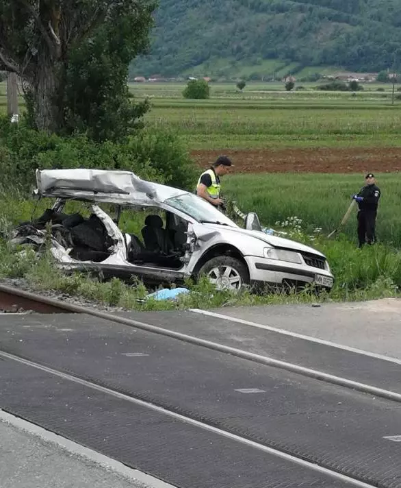 Mașină lovită de tren pe centura din Jibou (1)