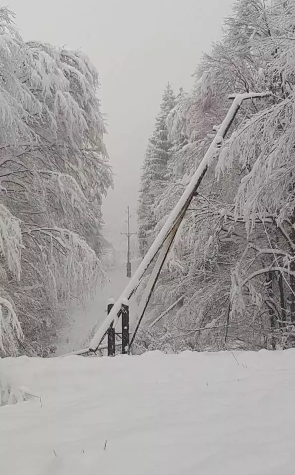 Zeci de localități au rămas fără curent electric din cauza vremii severe