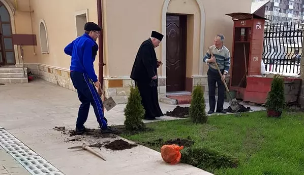 Un preot din Piatra Neamț a întrerupt slujba de înmormântare pentru a face curățenie în biserică (2)