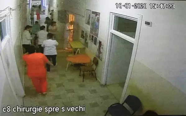 Bărbatul a venit la spital cu un cuțit în sacoșa de cumpărături