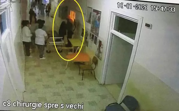 Bărbatul a venit la spital cu un cuțit în sacoșa de cumpărături