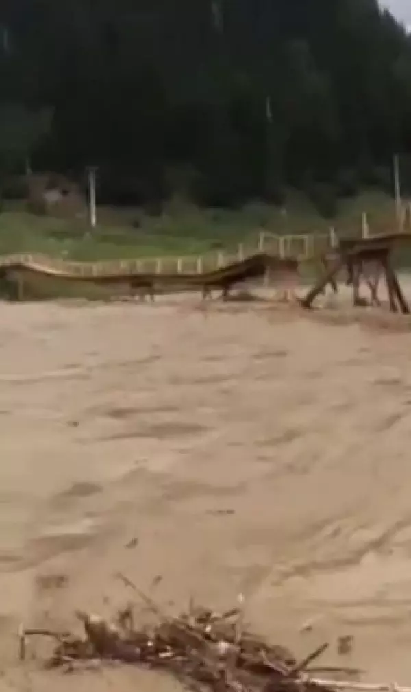 Un pod a fost distrus de viitură în zona Frasin-Moldovița (2)