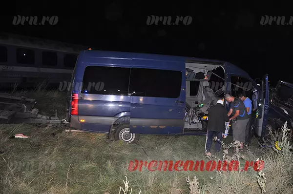 Un microbuz a fost lovit de tren în comuna Gara Roșiești din Vaslui (1)