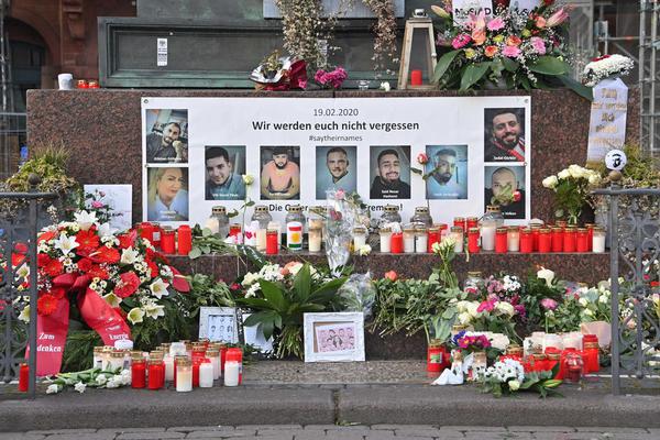 Svastici desenate pe pozele victimelor din atacul rasist de la Hanau, în care a fost ucis și un român. Poliția îi caută pe cei care au vandalizate două memoriale