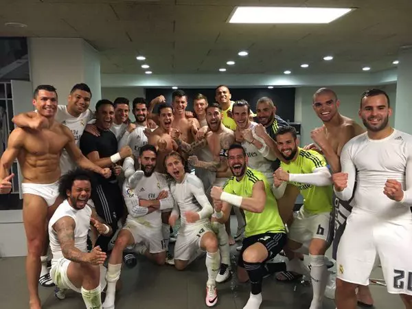 ronaldo-after-barcelona-win-real-madrid-team-photo-april-2016