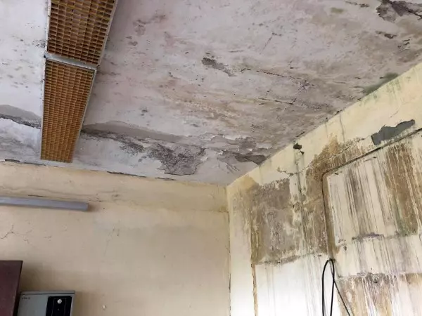 Școala din Aluatu nu a fost reparată din 1988