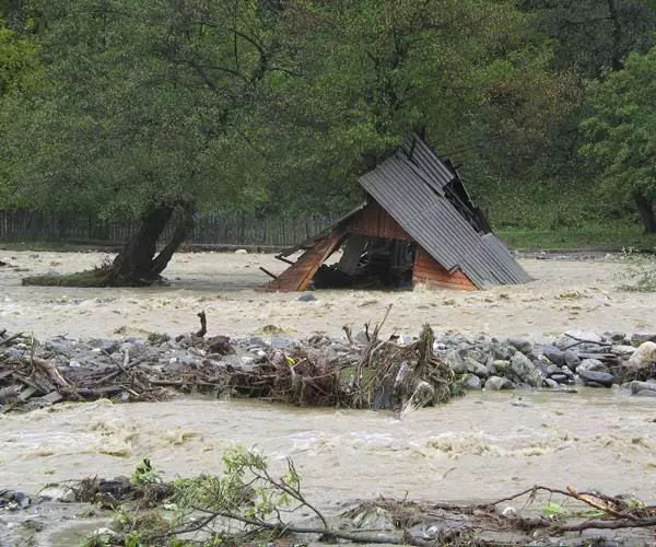 O casă este acoperită de apele care au inundat comuna Vaideeni, județul Vâlcea, în 2014