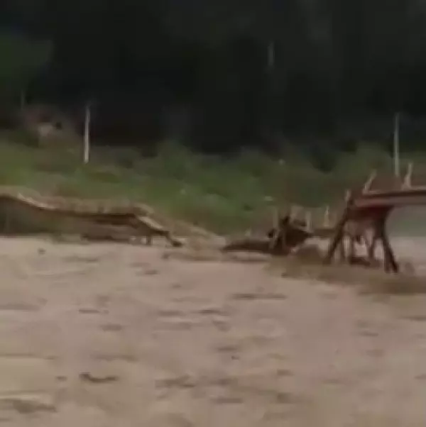 Un pod a fost distrus de viitură în zona Frasin-Moldovița