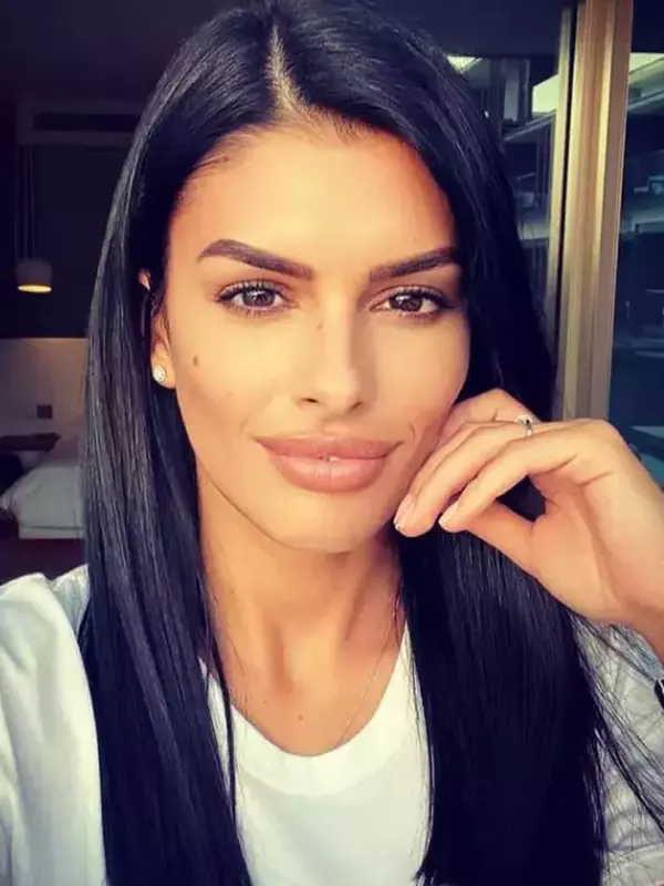 Elena, iubita lui Cătălin Bordea (1)