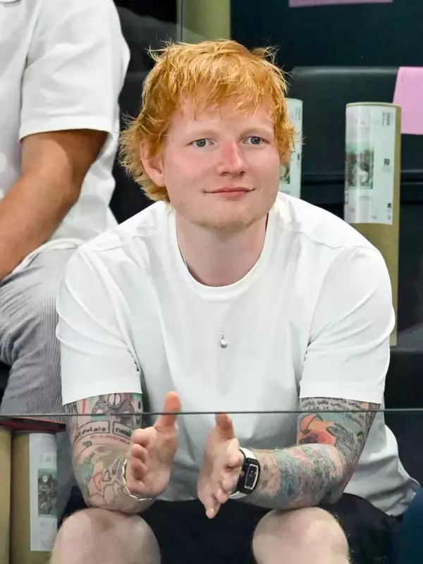 Ed Sheeran assiste aux épreuve de gymnastiques lors des Jeux Olympiques de Paris 2024 (JO) au Palais omnisports Bercy Arena