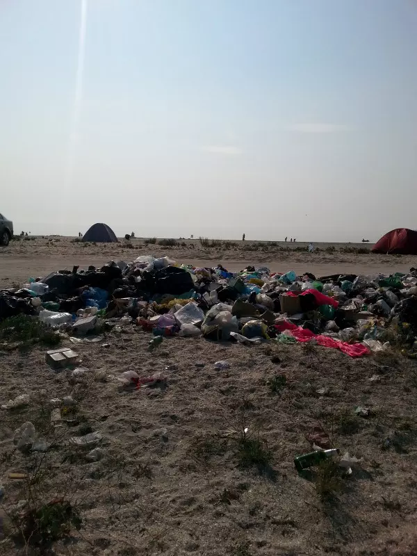Plaja sălbatică de la Corbu, sufocată de gunoaiele aruncate de turiști  FOTO: Primăria Corbu